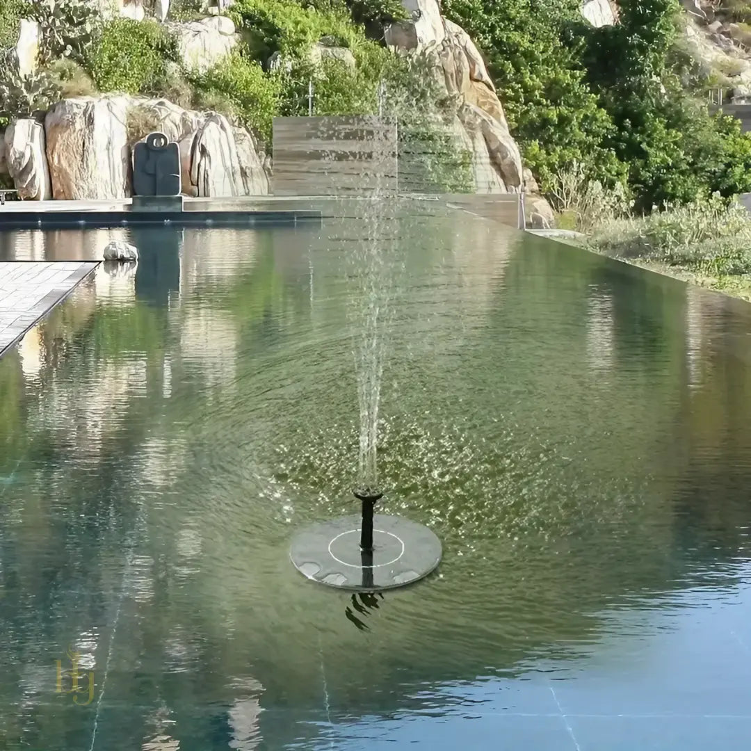 Fonte de Água para Jardim Externo Movida a Energia Solar Bigstock